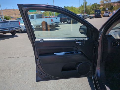 Used 2017 Jeep Compass Latitude FWD image 12