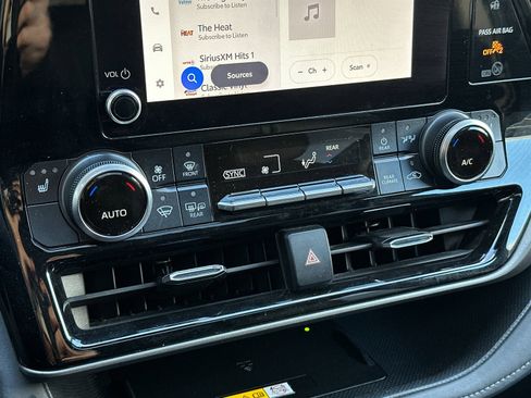 Used 2024 Toyota Highlander XLE image 20