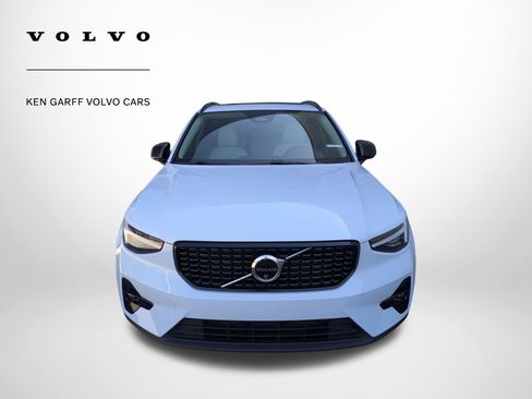 Used 2025 Volvo XC40 B5 Ultra image 9