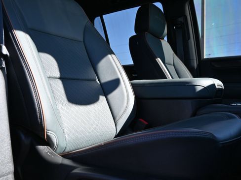 Used 2025 GMC Yukon AT4 w/ AT4 Premium Package image 33