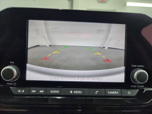 Used 2025 Nissan Pathfinder SV image 14