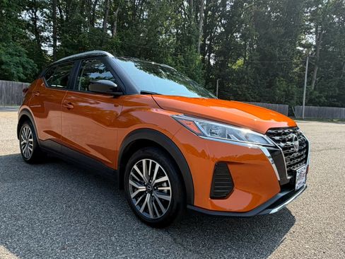 Used 2023 Nissan Kicks SV FWD image 3
