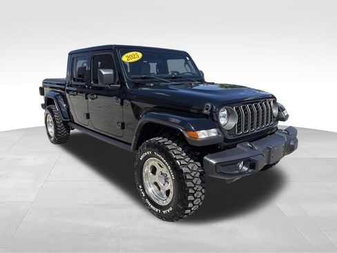 Used 2025 Jeep Gladiator Sport AWD/4WD image 3