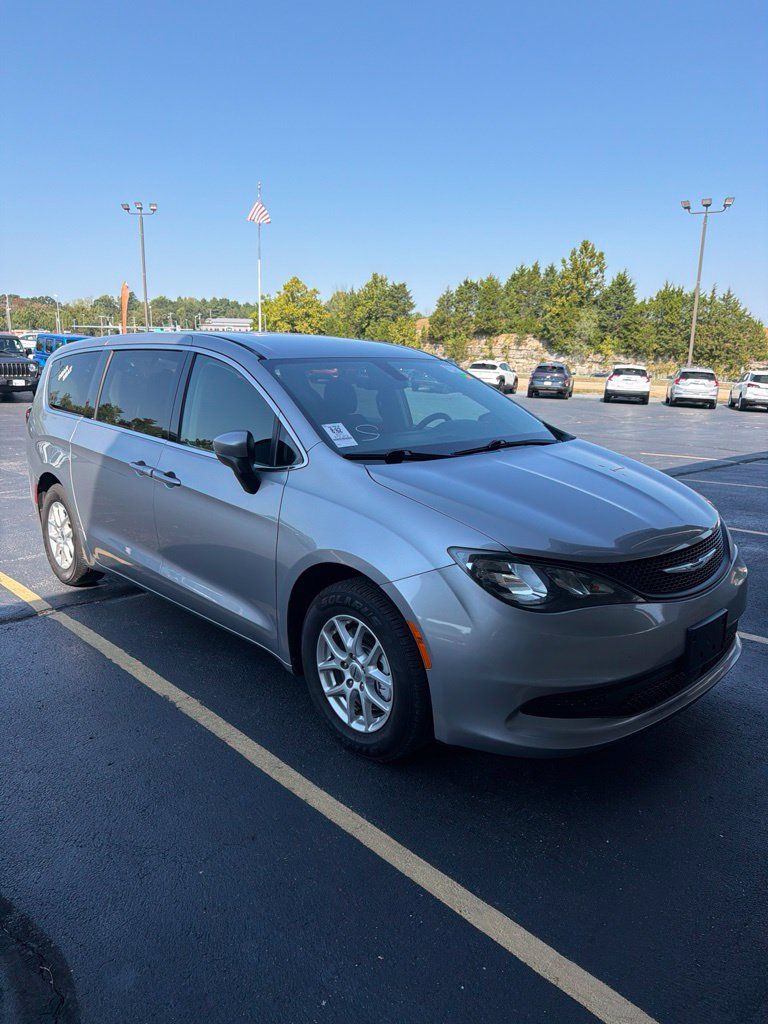 Used 2021 Chrysler Voyager LX FWD image 4