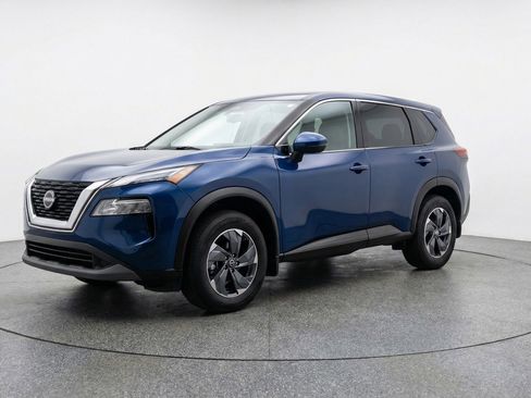 Used 2025 Nissan Rogue SV image 3