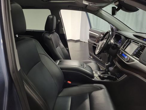 Used 2019 Toyota Highlander XLE AWD/4WD image 35