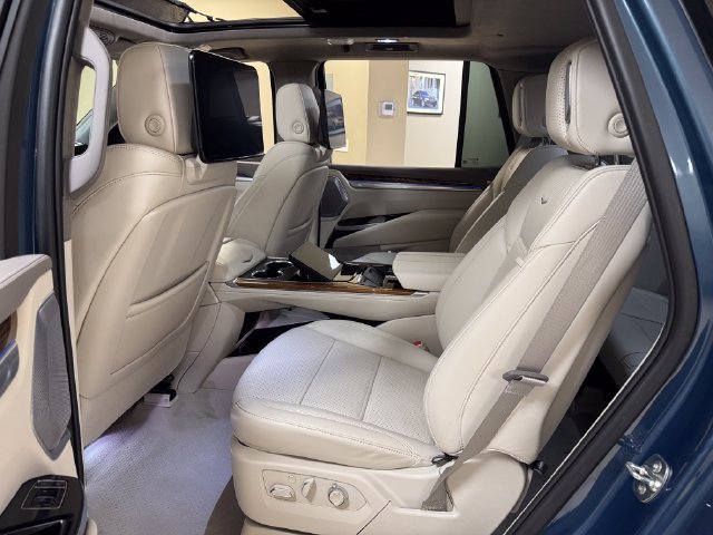 Used 2025 Cadillac Escalade Premium Luxury Platinum AWD/4WD image 23