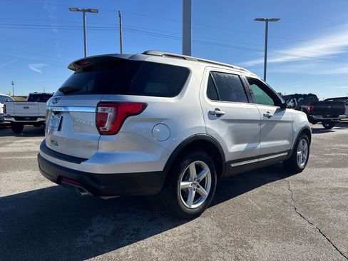 Used 2018 Ford Explorer XLT image 7