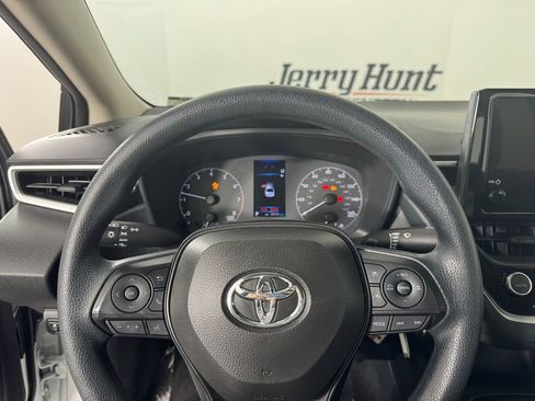 Used 2025 Toyota Corolla LE image 21