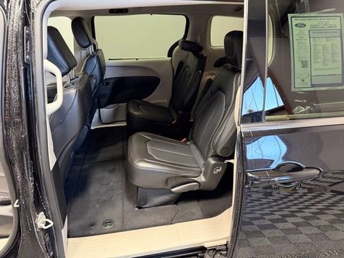 Used 2024 Chrysler Pacifica Touring-L image 17