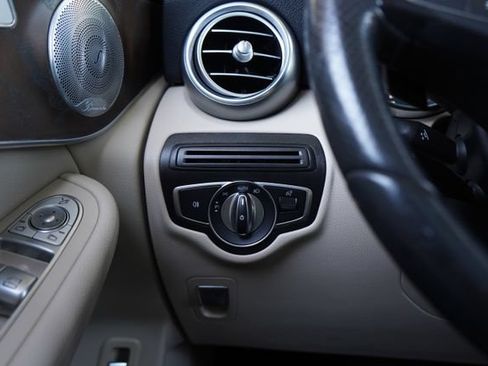 Used 2018 Mercedes-Benz GLC 300 4MATIC image 19
