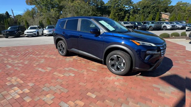 Used 2026 Nissan Rogue SV FWD image 3