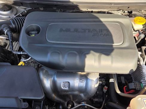 Used 2021 Jeep Cherokee Latitude w/ Mopar Interior Package image 21