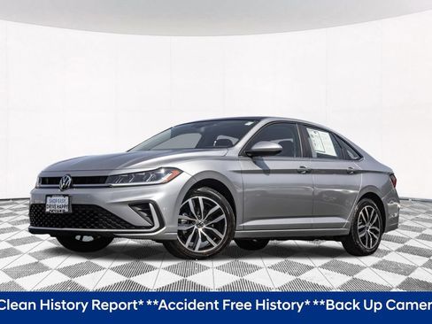 Certified 2025 Volkswagen Jetta SE FWD image 2