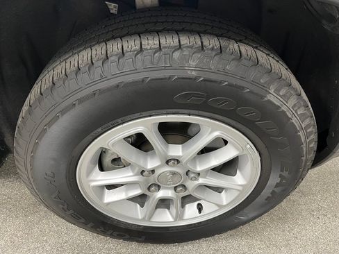 Used 2020 Jeep Grand Cherokee Laredo AWD/4WD image 18