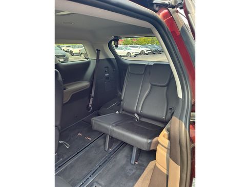 Used 2025 Kia Carnival FWD image 10