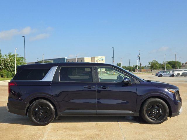 Used 2025 Kia Carnival FWD image 2