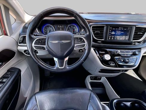 Used 2018 Chrysler Pacifica Touring-L FWD image 6