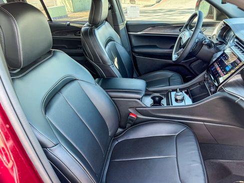 Used 2024 Jeep Grand Cherokee Limited w/ Luxury Tech Group II image 15