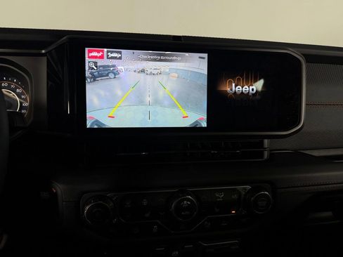 Used 2025 Jeep Gladiator Rubicon image 18