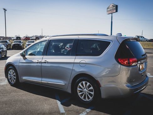 Used 2019 Chrysler Pacifica Touring-L image 8
