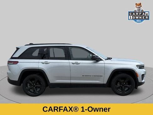 Used 2023 Jeep Grand Cherokee Laredo AWD/4WD image 3