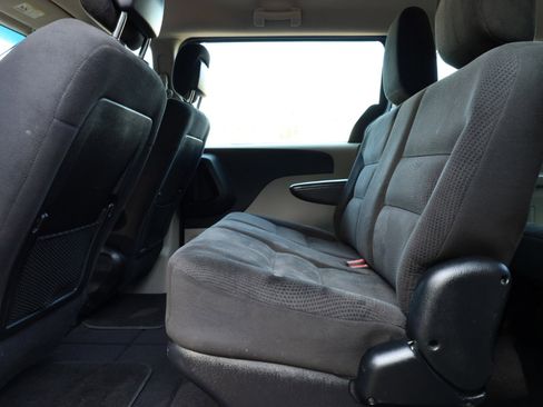 Used 2016 Dodge Grand Caravan American Value Package image 31
