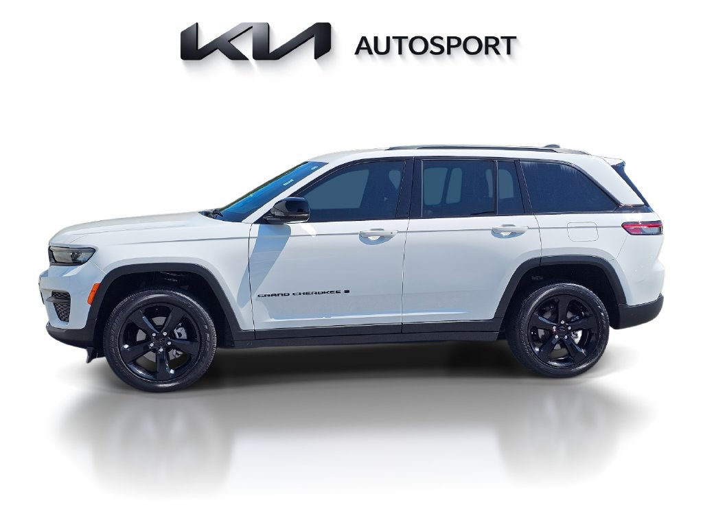 Used 2025 Jeep Grand Cherokee Altitude AWD/4WD image 13