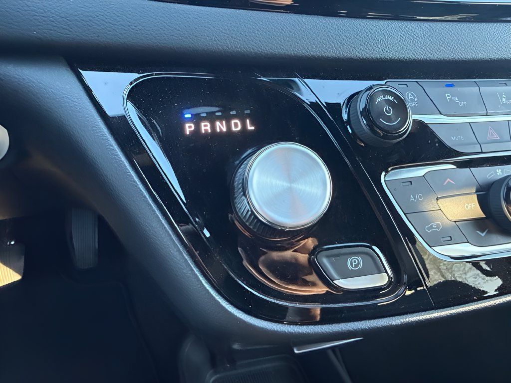 Used 2026 Chrysler Pacifica Select FWD image 9