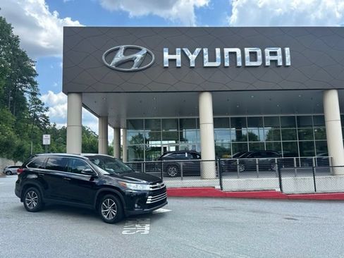 Used 2019 Toyota Highlander XLE AWD/4WD image 1