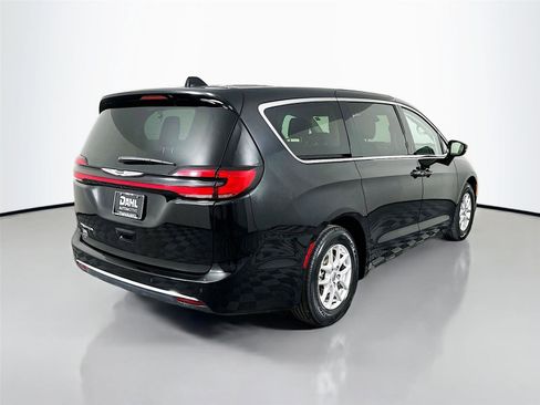 Used 2024 Chrysler Pacifica Touring-L FWD image 13