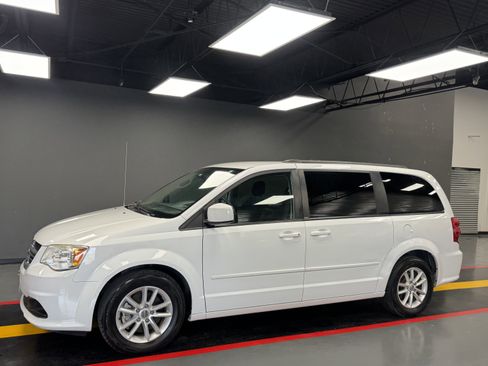 Used 2014 Dodge Grand Caravan SXT FWD image 2