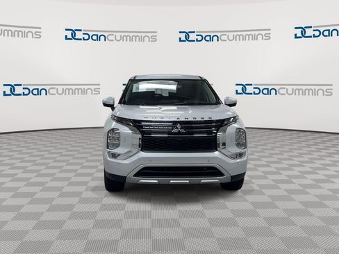 Used 2023 Mitsubishi Outlander SE image 3