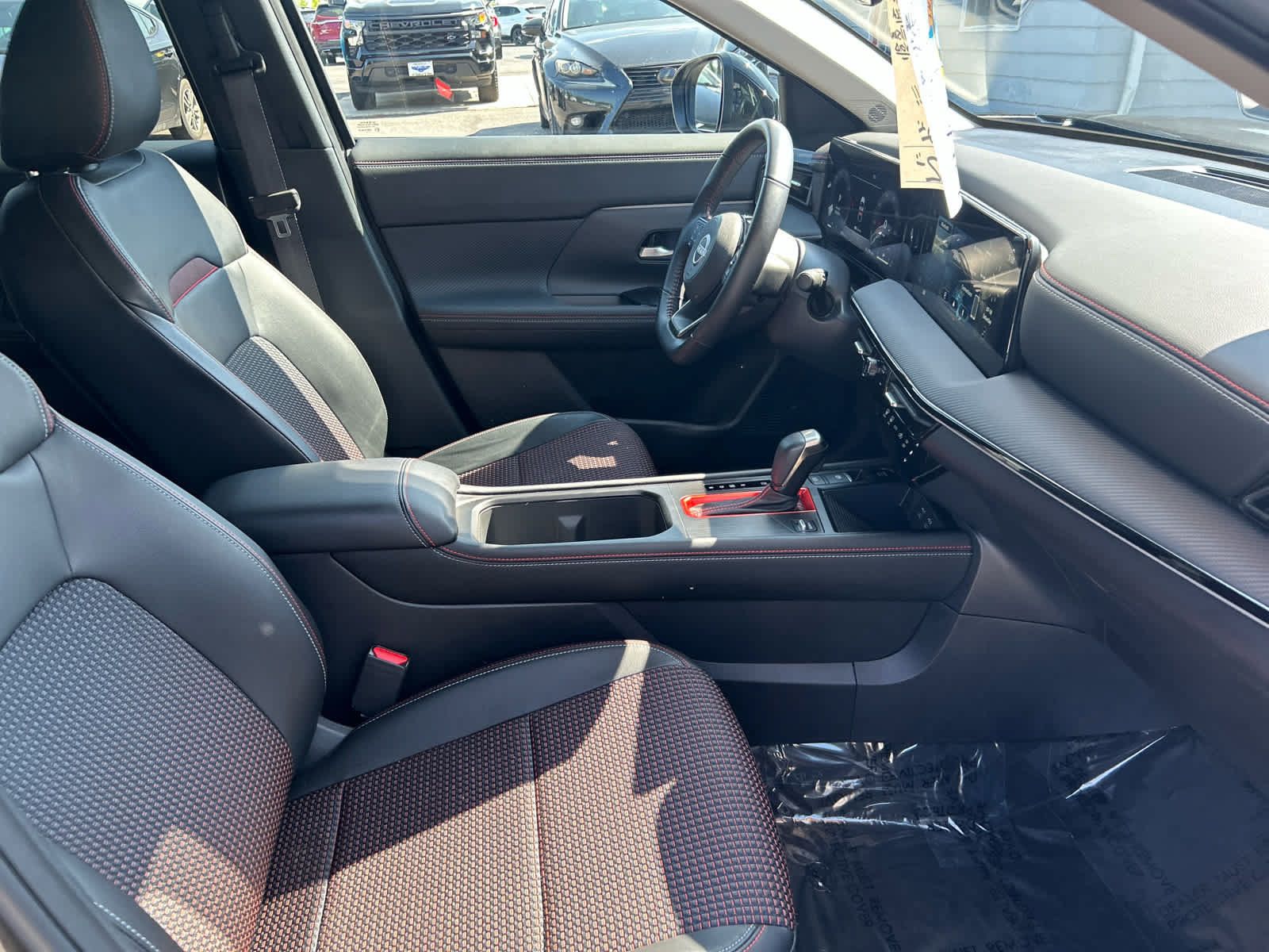 Used 2025 Nissan Kicks SR AWD/4WD image 23