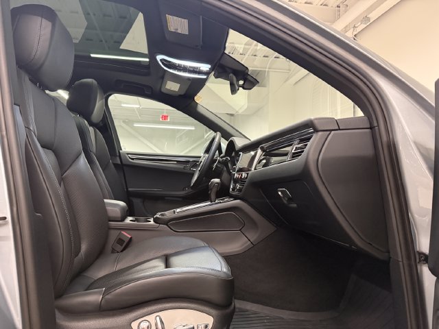 Certified 2024 Porsche Macan AWD/4WD image 24
