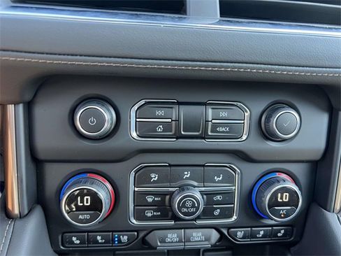 Certified 2024 Chevrolet Suburban High Country w/ Advanced Technology Package image 31