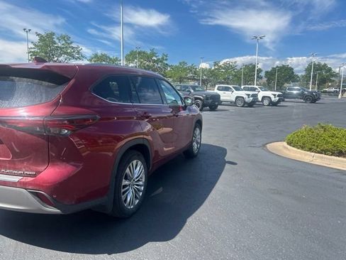Used 2024 Toyota Highlander Platinum AWD/4WD image 4
