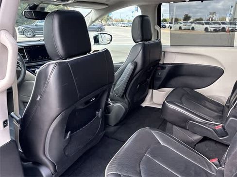 Used 2023 Chrysler Pacifica Limited image 19
