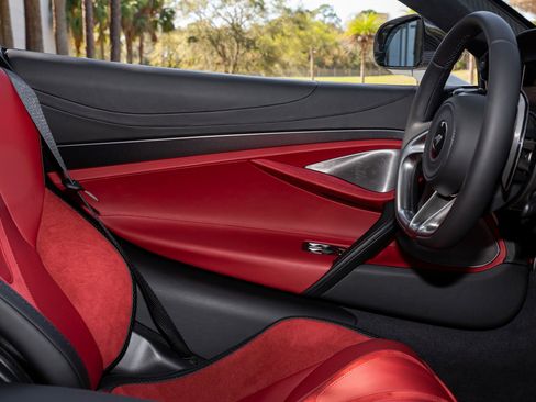 Used 2024 McLaren 750S Spider image 32