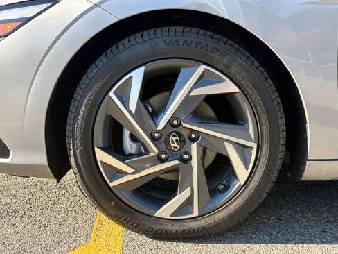 Used 2025 Hyundai Elantra SEL image 27