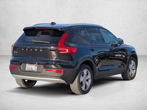 Used 2022 Volvo XC40 T5 Momentum image 5