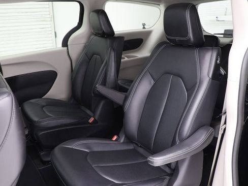 Used 2024 Chrysler Pacifica Select image 11