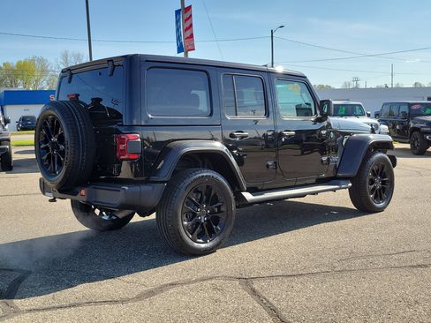 Used 2025 Jeep Wrangler Unlimited Sahara AWD/4WD image 4