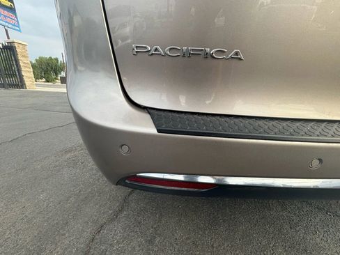 Used 2017 Chrysler Pacifica Touring-L image 22