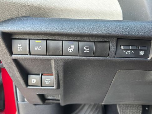 Used 2024 Toyota Sienna Platinum image 19