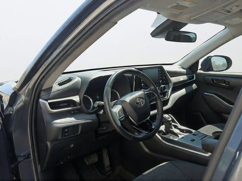 Used 2020 Toyota Highlander LE FWD image 19