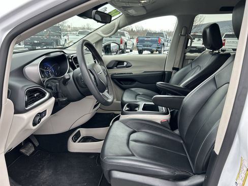 Used 2024 Chrysler Pacifica Touring-L image 20