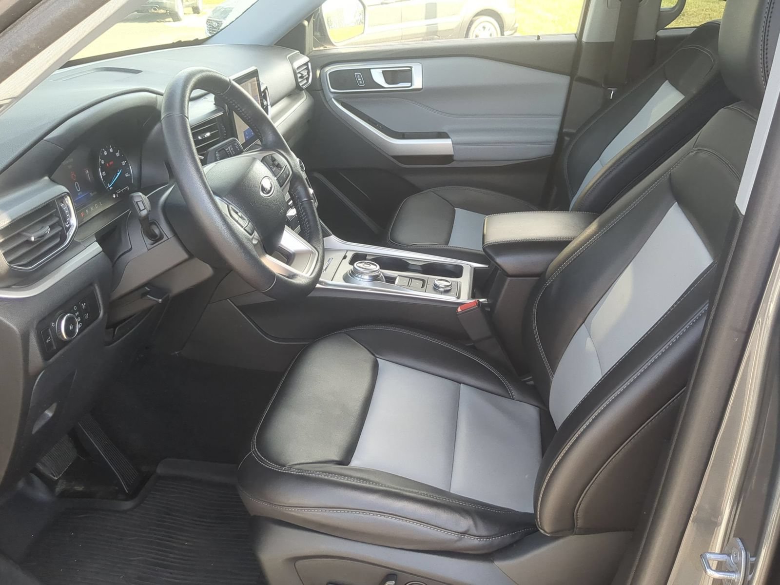 Used 2023 Ford Explorer XLT w/ Equipment Group 202A AWD/4WD image 13
