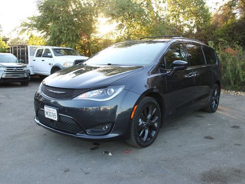 Used 2020 Chrysler Pacifica Touring-L Plus w/ Advanced Safetytec Group FWD image 3
