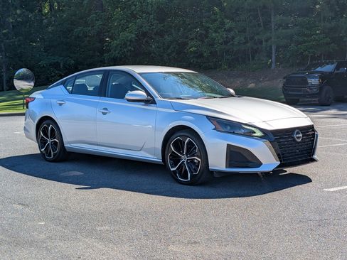 Used 2024 Nissan Altima 2.5 SR FWD image 11